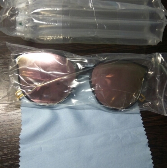 New! Mirror sunglasses. - Picture 3 of 5